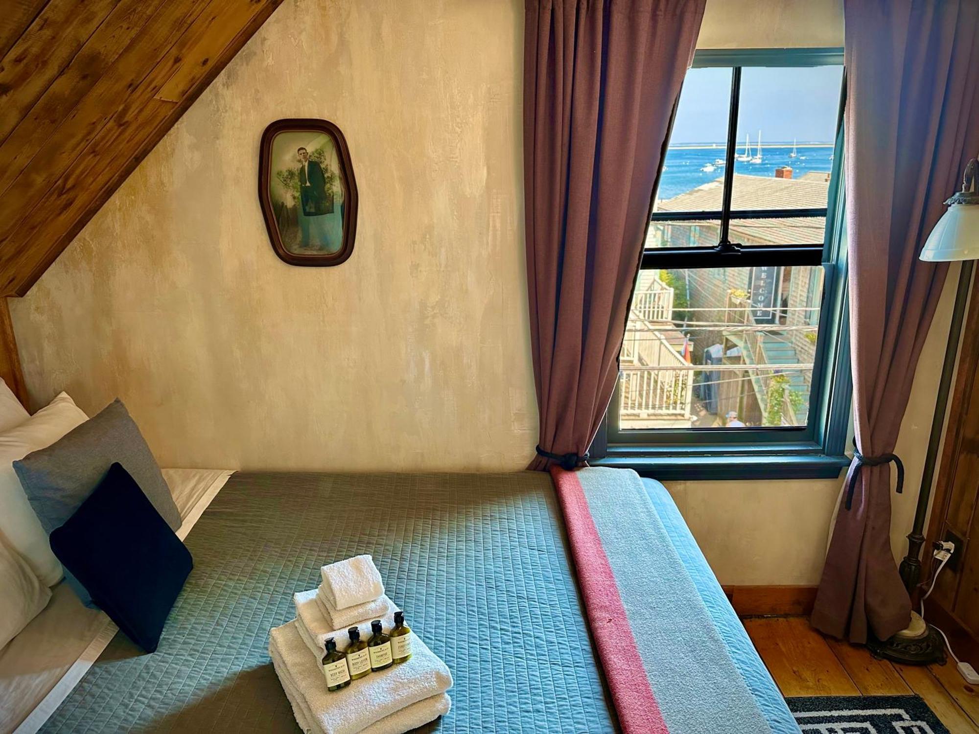 فندق Crew'S Quarters Boarding House - Caters To Men بروفينس المظهر الخارجي الصورة